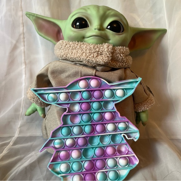 Star Wars Madalorian 11in plus free pop it toy included - Picture 5 of 10